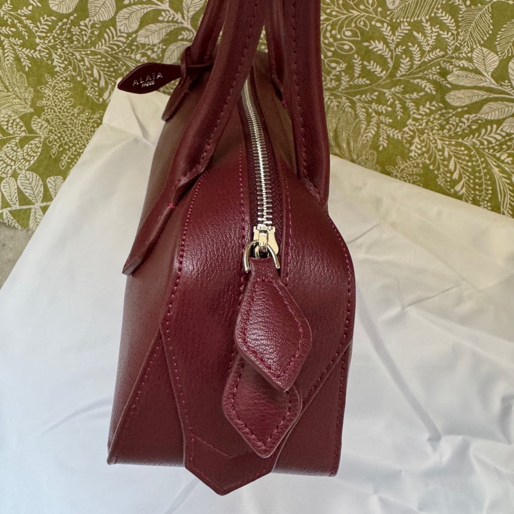 Alaïa Burgundy Leather Shoulder Bag - Picture 3 of 10